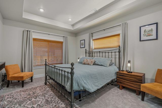 1777 NW Hemlock Avenue, Redmond, OR 97756