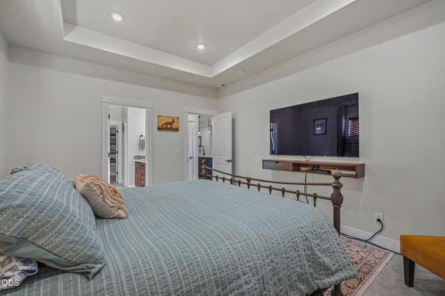 1777 NW Hemlock Avenue, Redmond, OR 97756