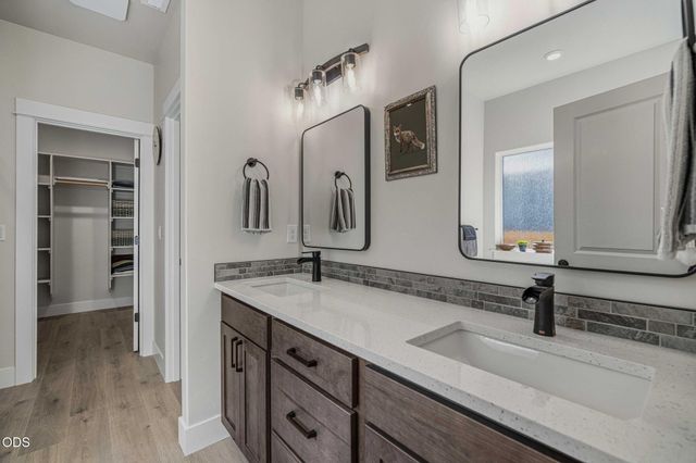 1777 NW Hemlock Avenue, Redmond, OR 97756