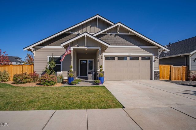 1777 NW Hemlock Avenue, Redmond, OR 97756