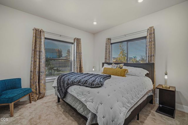 1777 NW Hemlock Avenue, Redmond, OR 97756