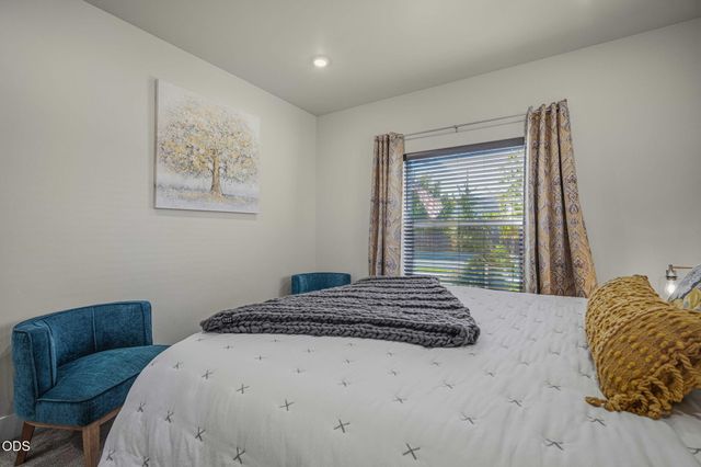 1777 NW Hemlock Avenue, Redmond, OR 97756