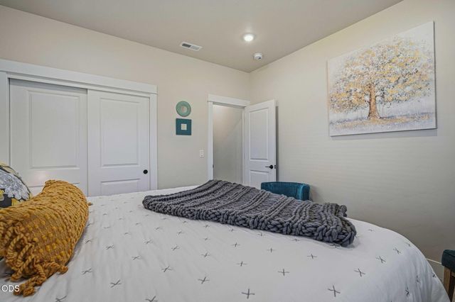 1777 NW Hemlock Avenue, Redmond, OR 97756