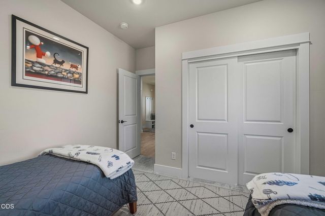 1777 NW Hemlock Avenue, Redmond, OR 97756