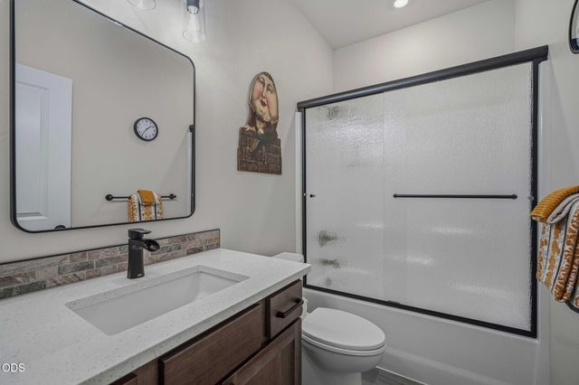1777 NW Hemlock Avenue, Redmond, OR 97756