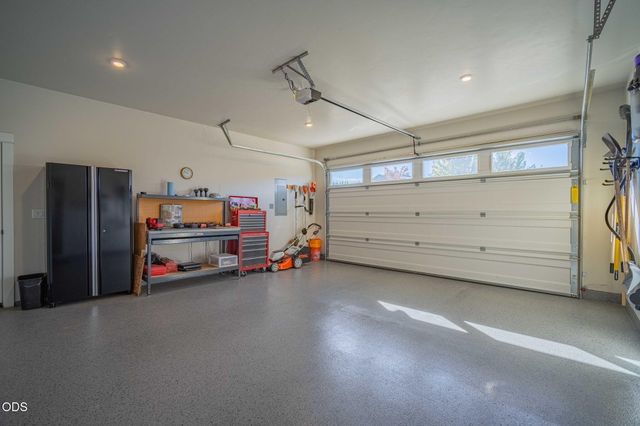 1777 NW Hemlock Avenue, Redmond, OR 97756