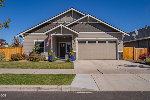 1777 NW Hemlock Avenue, Redmond, OR 97756
