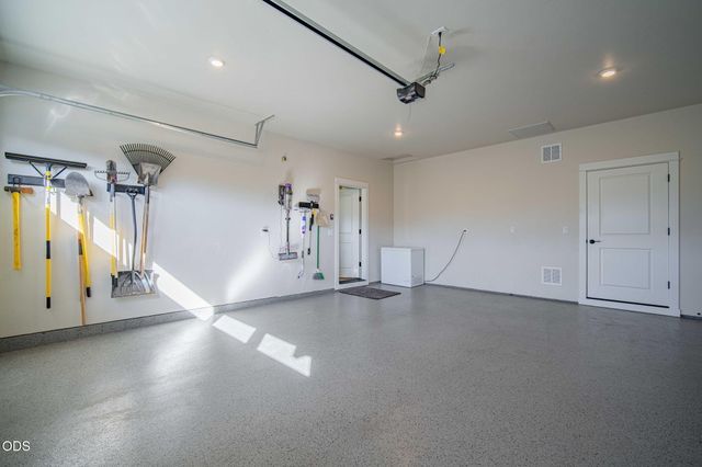 1777 NW Hemlock Avenue, Redmond, OR 97756
