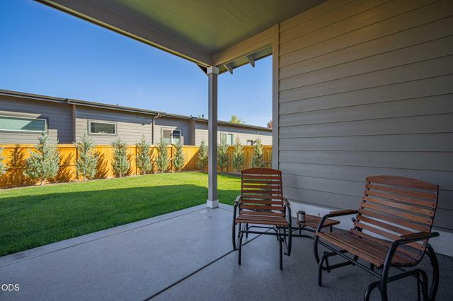 1777 NW Hemlock Avenue, Redmond, OR 97756
