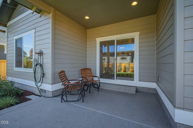 1777 NW Hemlock Avenue, Redmond, OR 97756