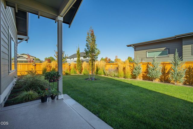 1777 NW Hemlock Avenue, Redmond, OR 97756