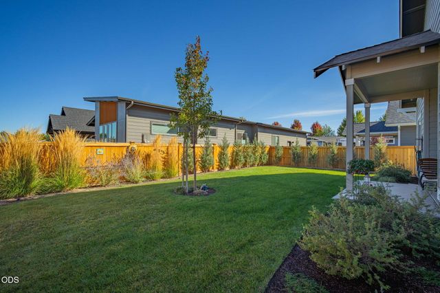 1777 NW Hemlock Avenue, Redmond, OR 97756