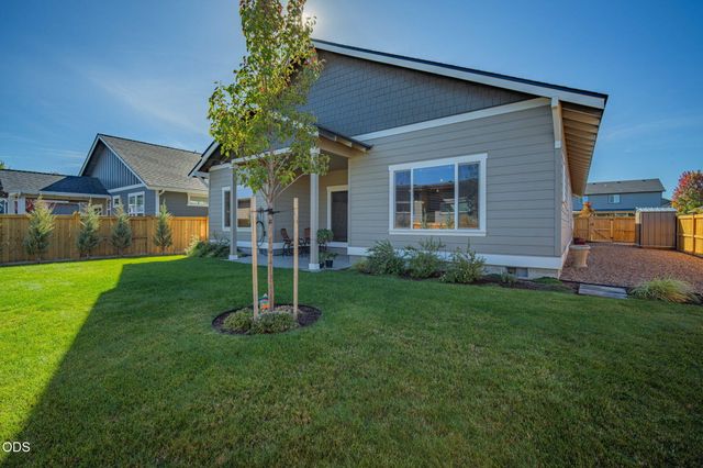 1777 NW Hemlock Avenue, Redmond, OR 97756