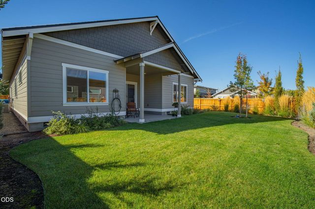 1777 NW Hemlock Avenue, Redmond, OR 97756
