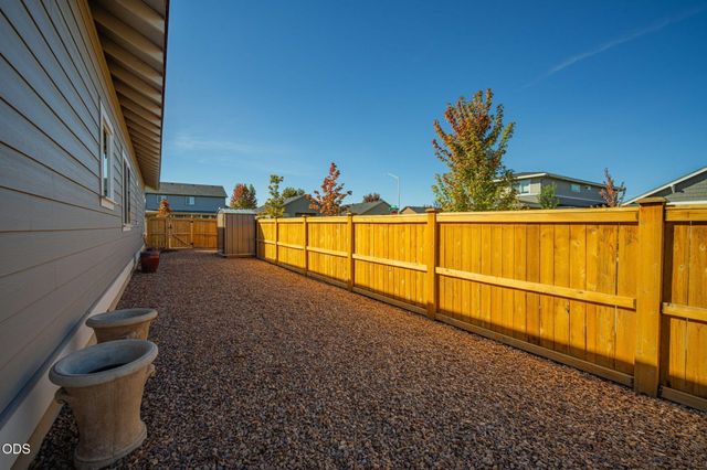 1777 NW Hemlock Avenue, Redmond, OR 97756