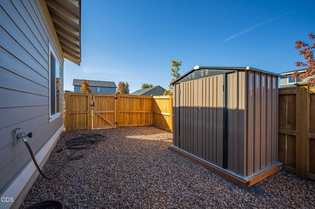 1777 NW Hemlock Avenue, Redmond, OR 97756