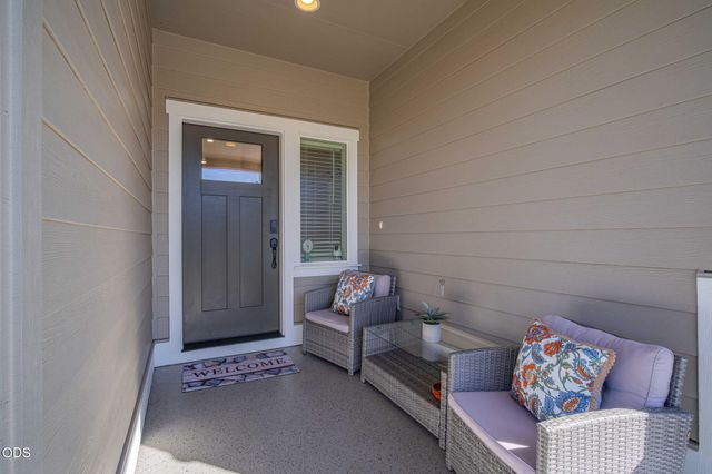 1777 NW Hemlock Avenue, Redmond, OR 97756