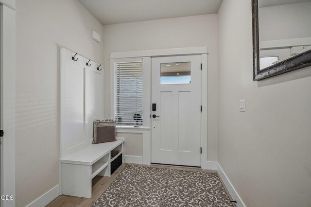 1777 NW Hemlock Avenue, Redmond, OR 97756
