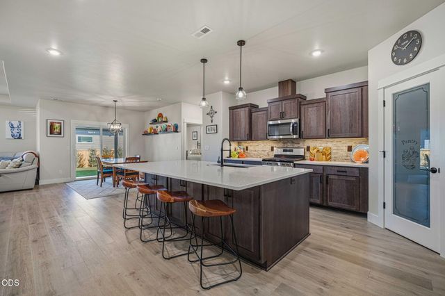 1777 NW Hemlock Avenue, Redmond, OR 97756