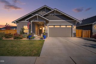 1777 NW Hemlock Avenue, Redmond, OR 97756
