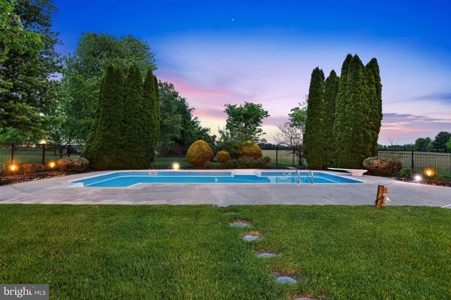 1692 POWDERHORN DR, Newtown, PA 18940