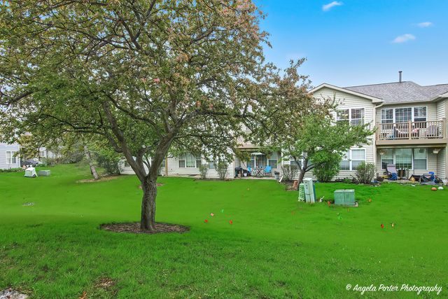 1152 N Red Oak Circle 1, Round Lake Beach, IL 60073