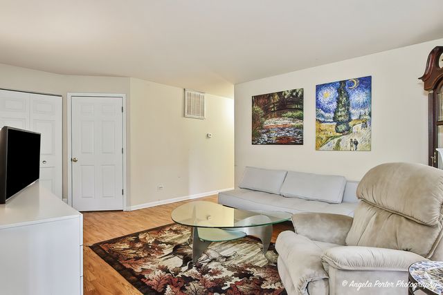 1152 N Red Oak Circle 1, Round Lake Beach, IL 60073