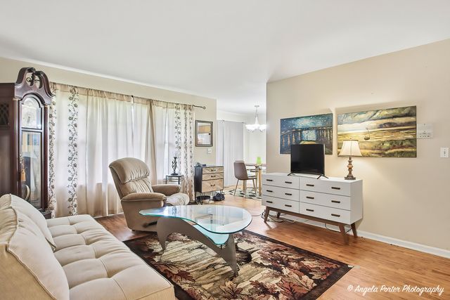 1152 N Red Oak Circle 1, Round Lake Beach, IL 60073