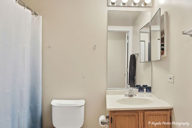 1152 N Red Oak Circle 1, Round Lake Beach, IL 60073