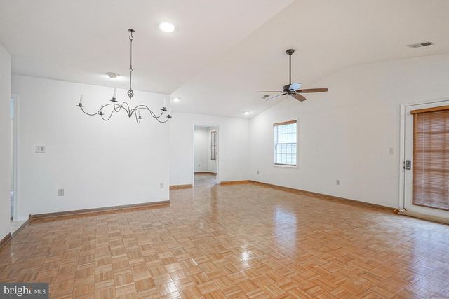 225 WAGON WHEEL LN, Columbus, NJ 08022