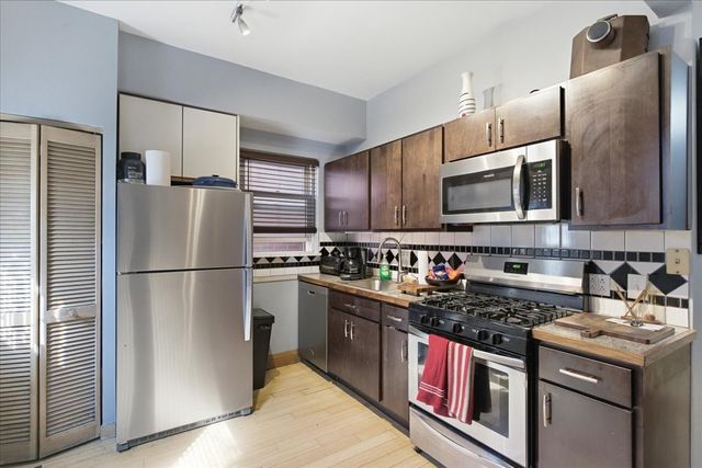 2016 W Charleston Avenue, Chicago, IL 60647