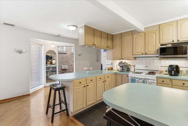 2016 W Charleston Avenue, Chicago, IL 60647