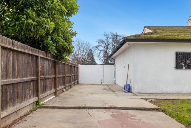 5167 E Balch Avenue, Fresno, CA 93727