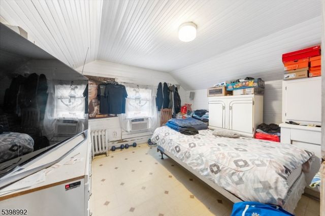 80 4Th St, Elizabeth City, NJ 07206