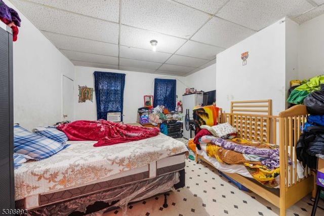 80 4Th St, Elizabeth City, NJ 07206