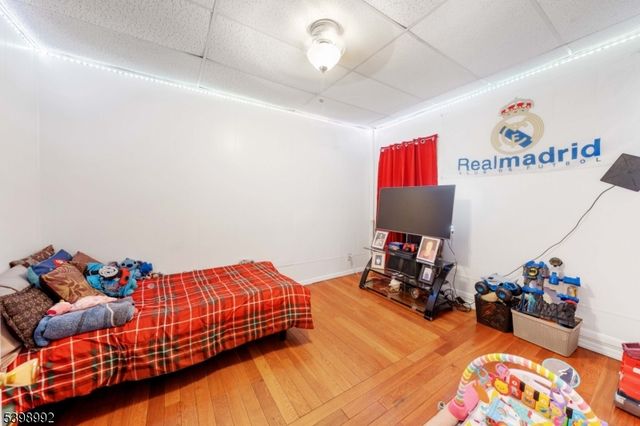 80 4Th St, Elizabeth City, NJ 07206