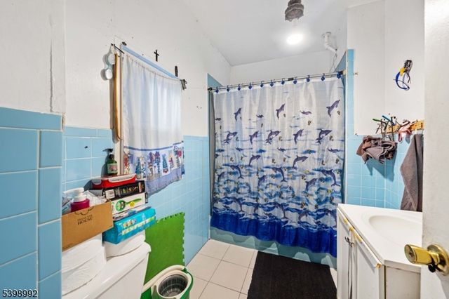 80 4Th St, Elizabeth City, NJ 07206