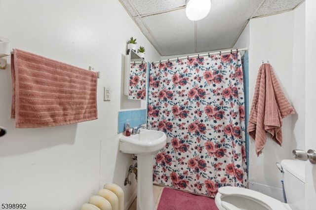 80 4Th St, Elizabeth City, NJ 07206