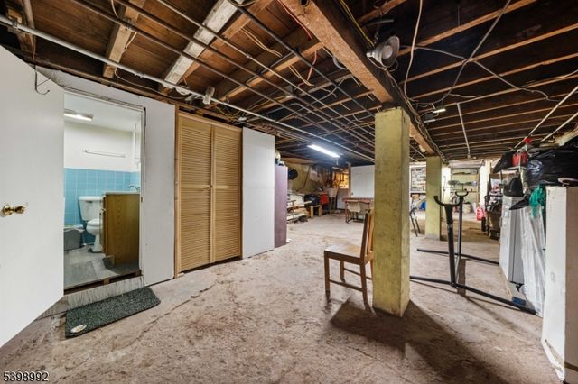 80 4Th St, Elizabeth City, NJ 07206