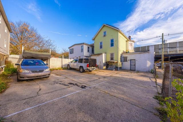 80 4Th St, Elizabeth City, NJ 07206