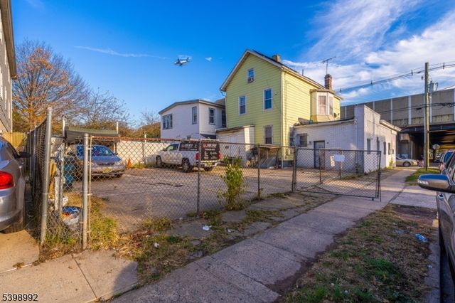 80 4Th St, Elizabeth City, NJ 07206