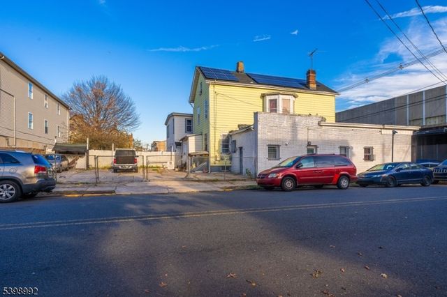 80 4Th St, Elizabeth City, NJ 07206