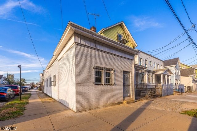 80 4Th St, Elizabeth City, NJ 07206