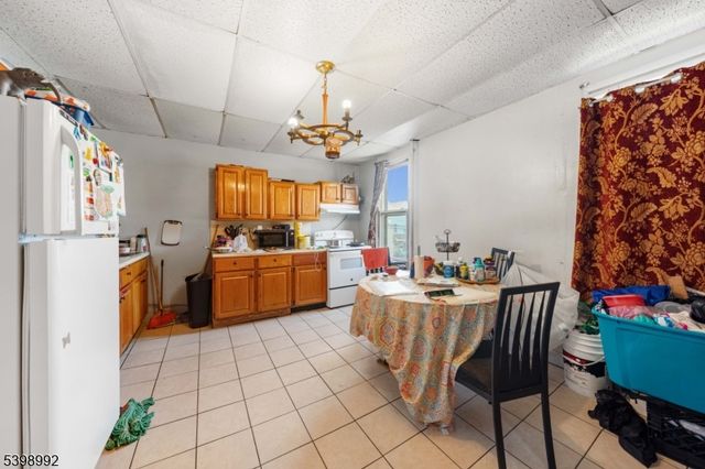 80 4Th St, Elizabeth City, NJ 07206