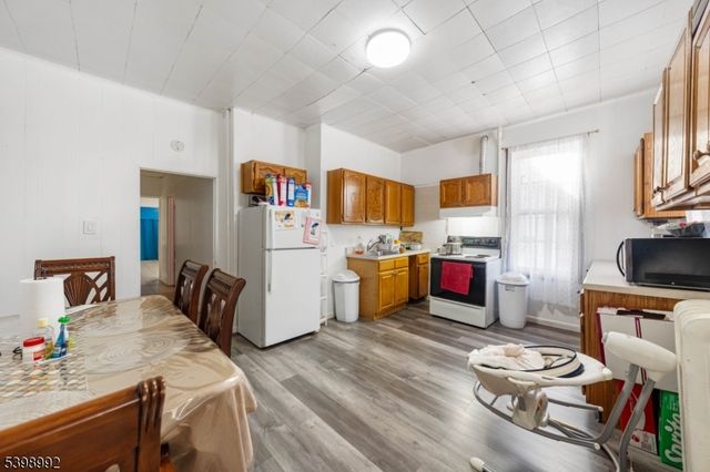 80 4Th St, Elizabeth City, NJ 07206