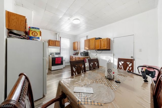 80 4Th St, Elizabeth City, NJ 07206