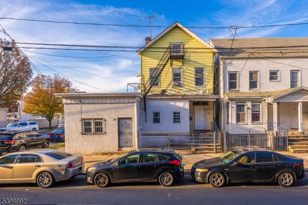 80 4Th St, Elizabeth City, NJ 07206