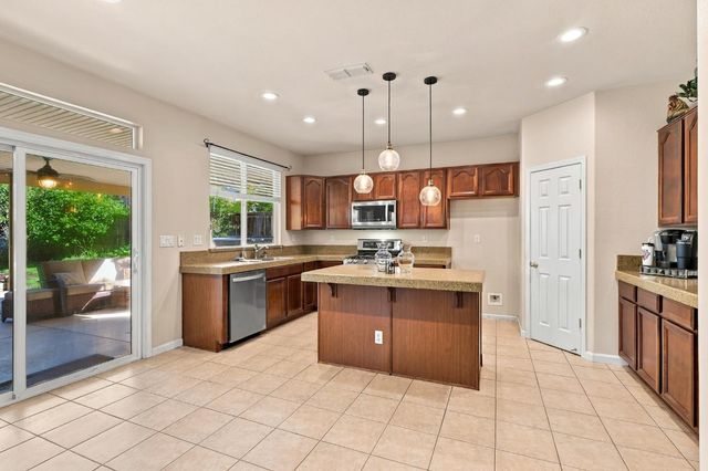 548 Watercolor Ln, West Sacramento, CA 95605