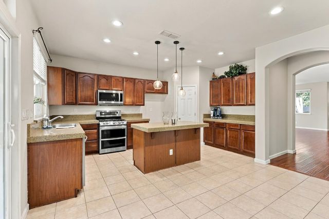 548 Watercolor Ln, West Sacramento, CA 95605