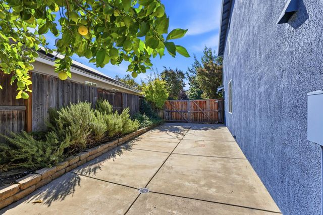 548 Watercolor Ln, West Sacramento, CA 95605